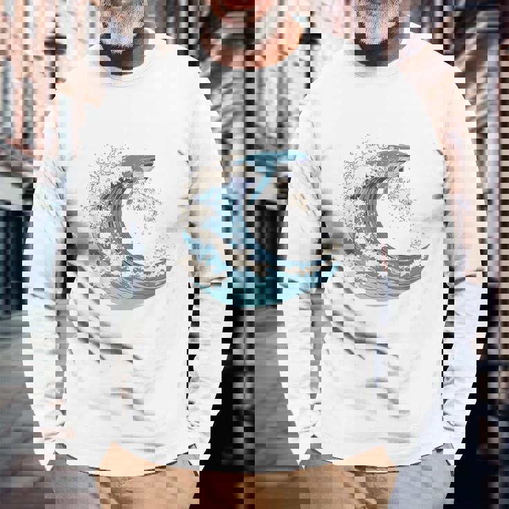 海の波から現れる芸術的なクジラ 長袖Tシャツ 高齢者への贈り物