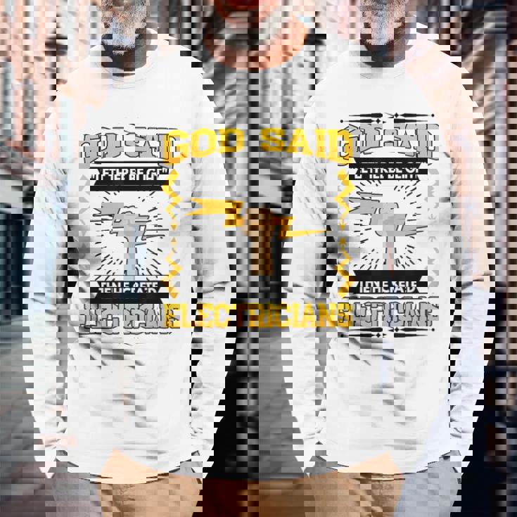 神は「光あれ」と言われてから、電気技師を創られた 長袖Tシャツ 高齢者への贈り物