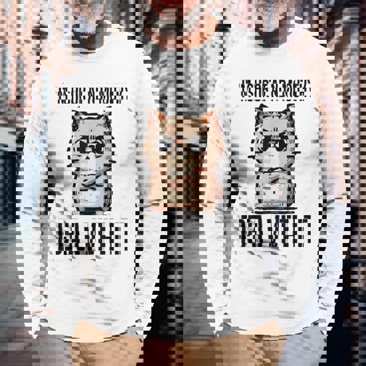 私は短気で口うるさいので、それを扱います。態度猫 長袖Tシャツ 高齢者への贈り物