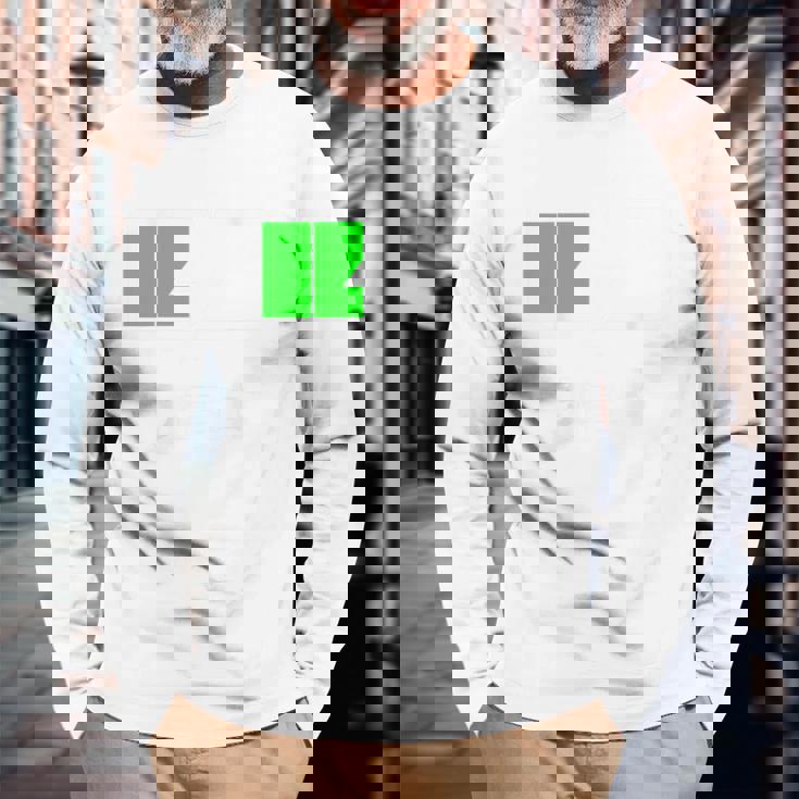 背中【充電中】電池 バッテリー おもしろ 面白い ギャグ ネタ ウケ狙い 笑える ユーモア おバカな 個性的な 長袖Tシャツ 高齢者への贈り物