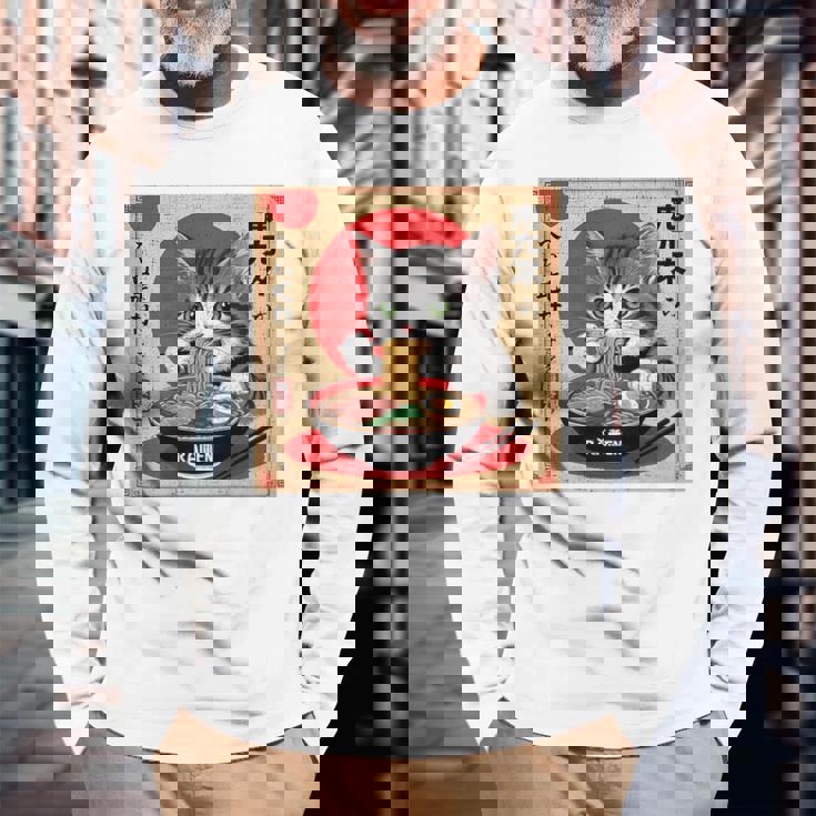 背中にラーメンを食べる緑色の目を持つ日本猫のデザイン。 長袖Tシャツ 高齢者への贈り物