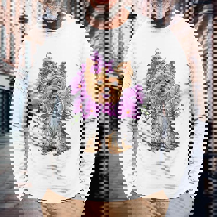 花を持つヨークシャー テリア 長袖tシャツ 長袖Tシャツ 高齢者への贈り物