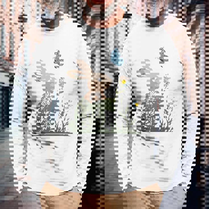 蝶のイースターとデイジーを保持している甘いウサギのウサギ 長袖tシャツ 長袖Tシャツ 高齢者への贈り物