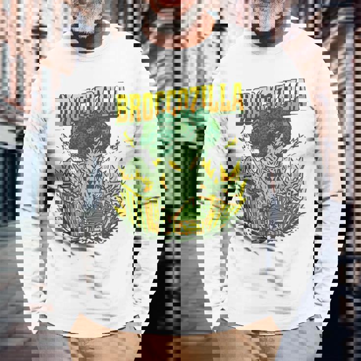 都市を攻撃する巨大なブロッコリーモンスター面白いブロッコリー 長袖Tシャツ 高齢者への贈り物