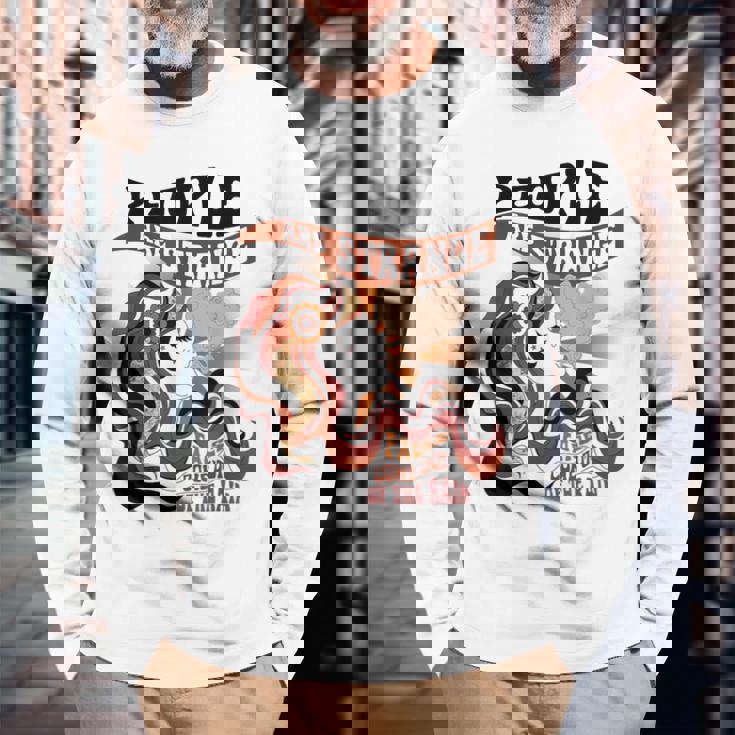 雨から顔が出てきて変な人が多いアパレル 長袖Tシャツ 高齢者への贈り物