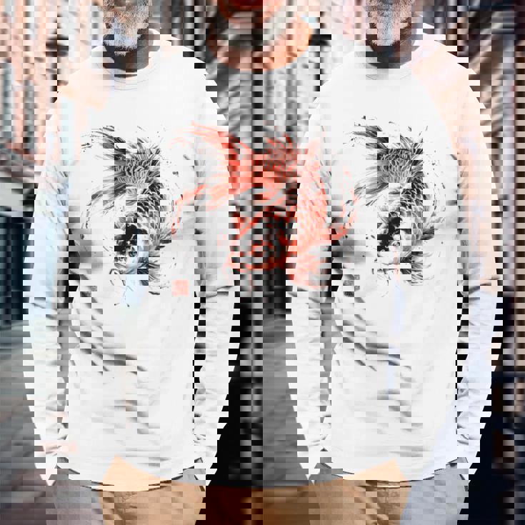 鯉 赤黒 アクアリウム ニシキゴイ 観賞魚 イラスト バックプリント 長袖Tシャツ 高齢者への贈り物