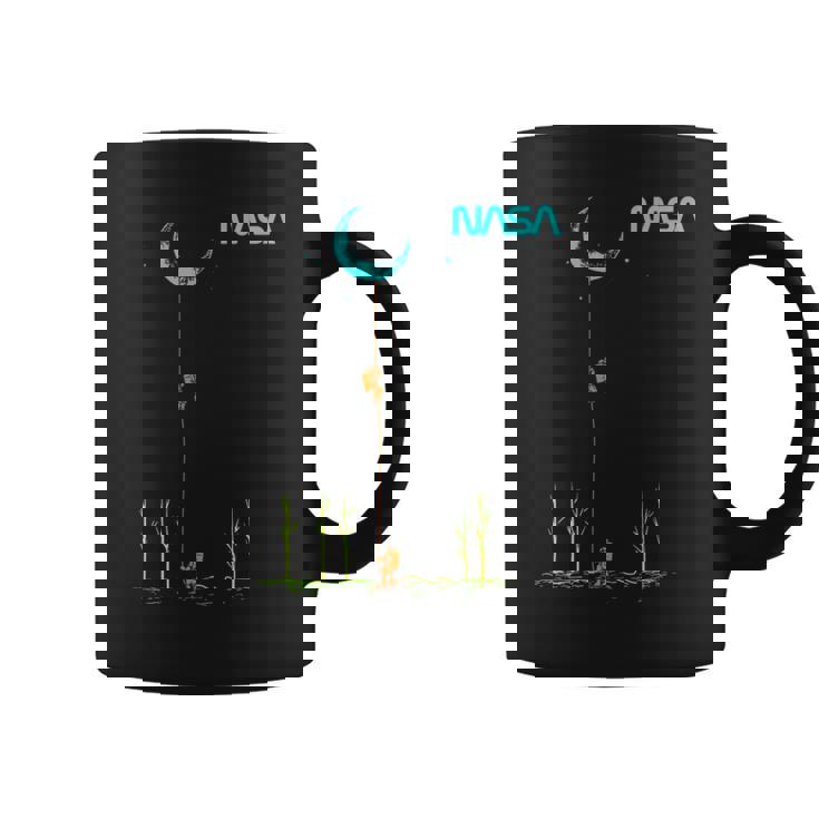 Nasaの宇宙飛行士がロープを登ってムーンワームのロゴを目指す コーヒーマグ