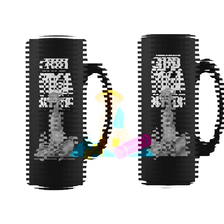 かわいい黄色いラブラドールヨガの先生が犬の子犬のためにヨガを作ります。 コーヒーマグ