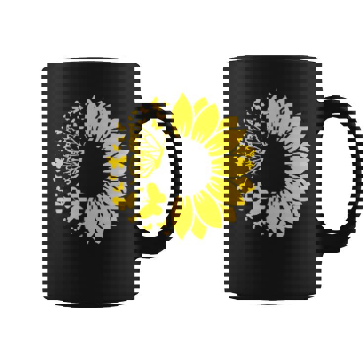 ひまわりと蝶のシルエット、自然の調和。 コーヒーマグ