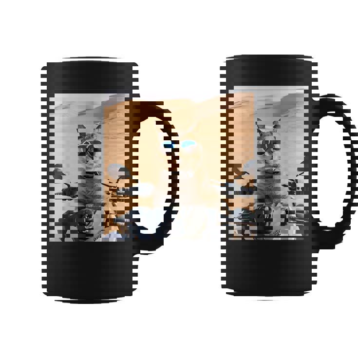 アラビア砂漠でサングラスをかけた猫、ドバイにマッチ。 コーヒーマグ