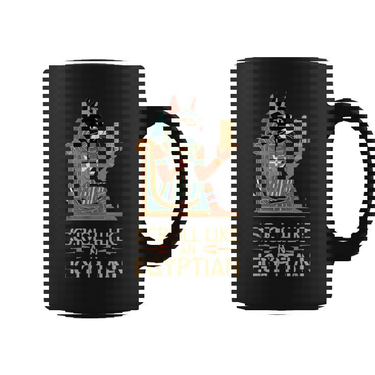 エジプトの猫のようなスクロールデザイン。 コーヒーマグ