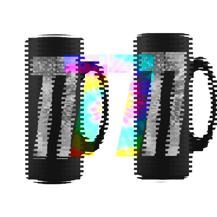 カラフルな絞り染め 77歳の誕生日または77番のチームイベント コーヒーマグ