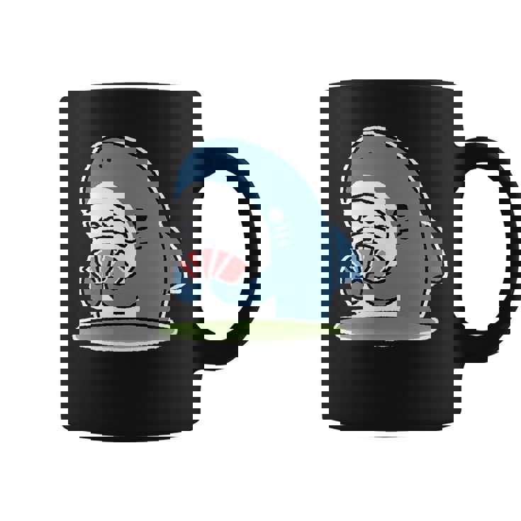 カード遊びをするサメ コーヒーマグ