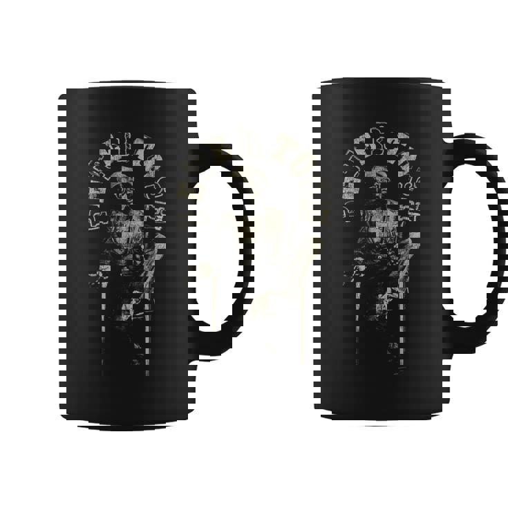 キム・ゴットレイブ・ウォーカーによる椅子に座るピーター・トッシュの写真 コーヒーマグ