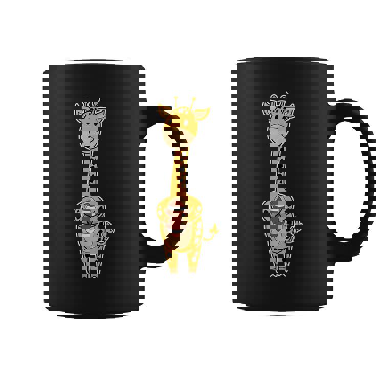 キリンはアメリカンフットボールを演じています。 コーヒーマグ