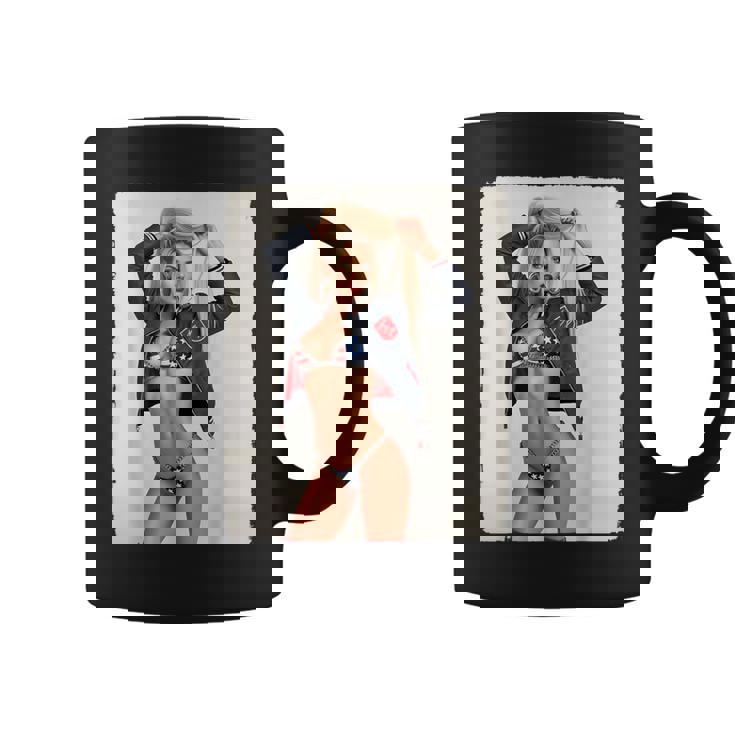 セクシーガールグラフィックtシャツ ブロンドボンシェルビキニピンナップガール コーヒーマグ