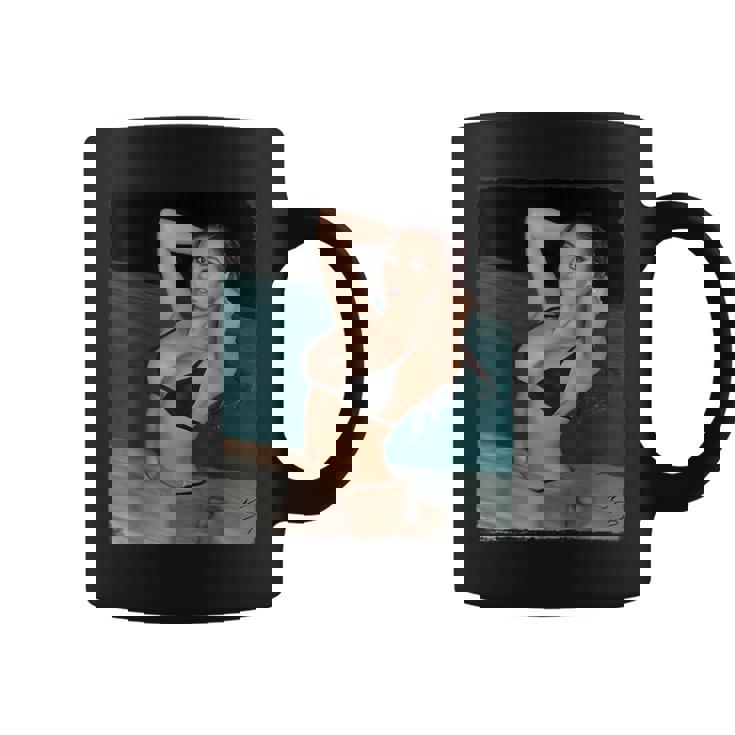 セクシーガールグラフィックtシャツ プールでセクシーなアジアのピンナップガール コーヒーマグ