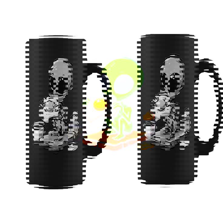 トーストに目玉焼きを食べるエイリアン コーヒーマグ