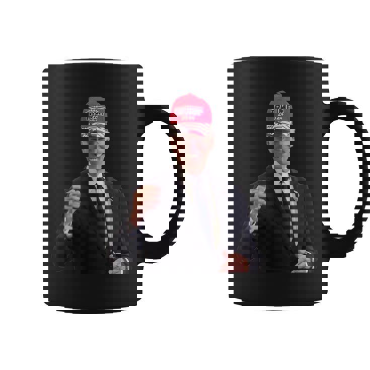 バイデンはトランプの帽子をかぶっています 2024 コーヒーマグ