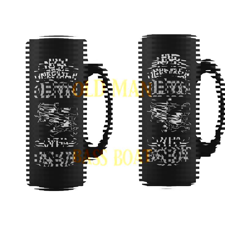 バスボート釣りの老人を決して過小評価しないでください コーヒーマグ