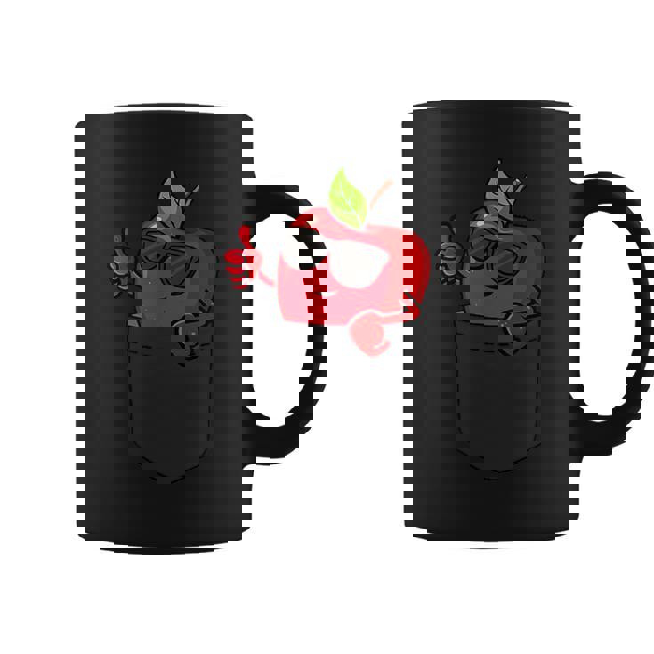 ポケットに入ったクールなリンゴ、サングラスをかけたリンゴのぞき見。 コーヒーマグ