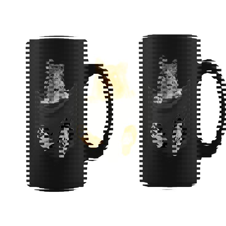 ポケットに入ったセーブルコリー犬、ラフコリーの子犬のぞき見 コーヒーマグ