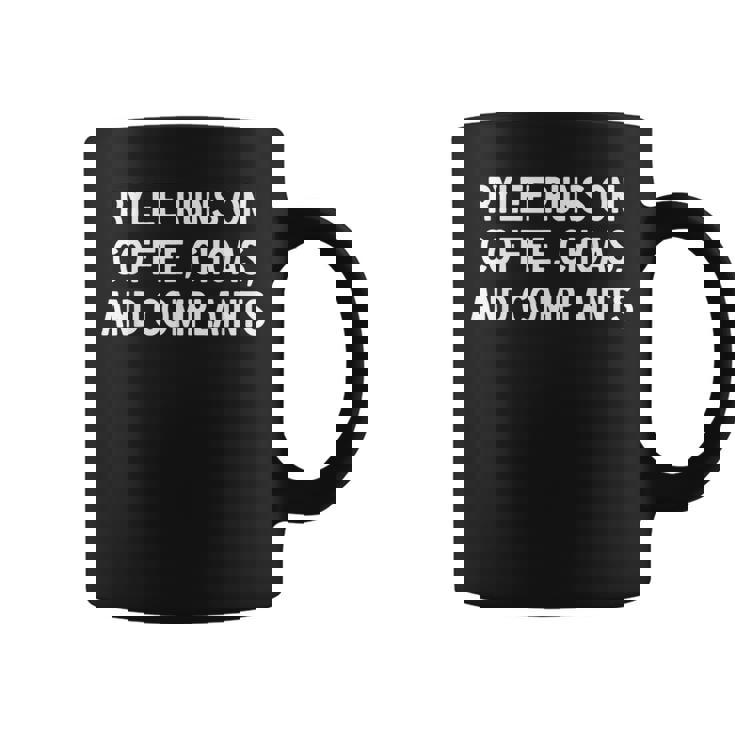 ライリーはコーヒー、混沌、苦情に駆けつけます。 コーヒーマグ