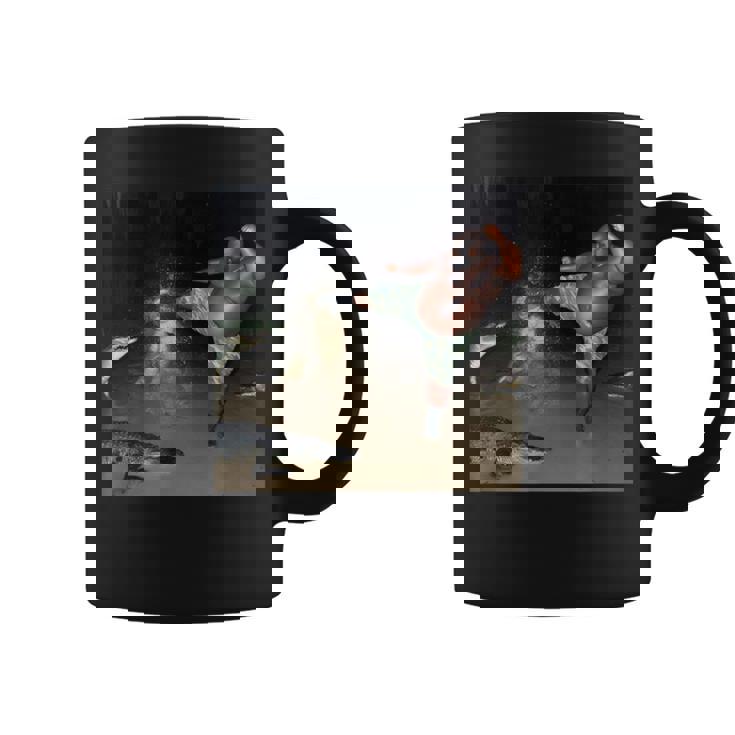 ワニを蹴る男 コーヒーマグ