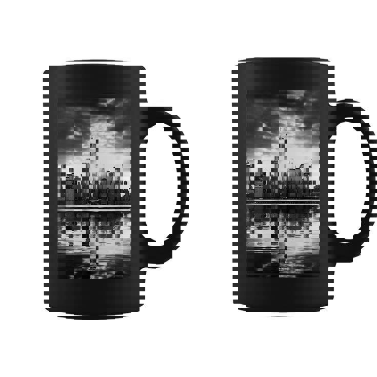 反射写真付き都市のモノクロ写真 コーヒーマグ