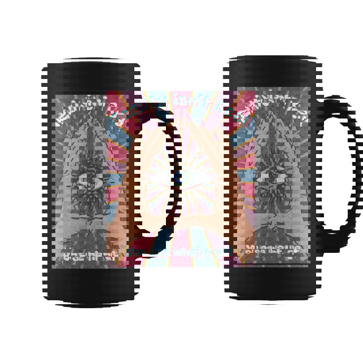 手、三角形、すべてが見える目を持つイルミナティデザイン。 コーヒーマグ