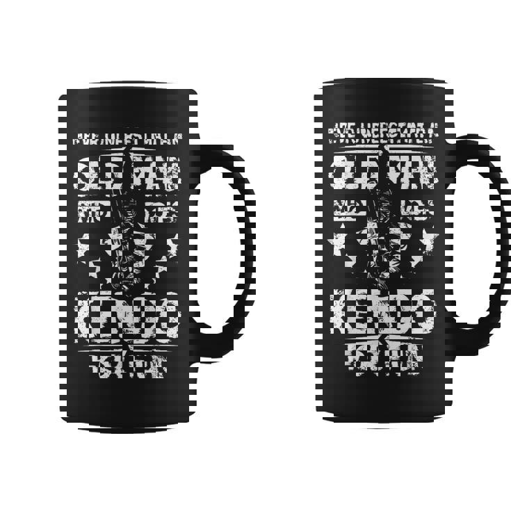 楽しみのために剣道をする老人を決して過小評価しないでください。 コーヒーマグ