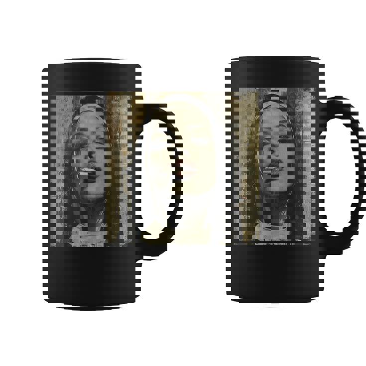 熱い尼僧がタバコを吸う、反抗的な尼僧 コーヒーマグ