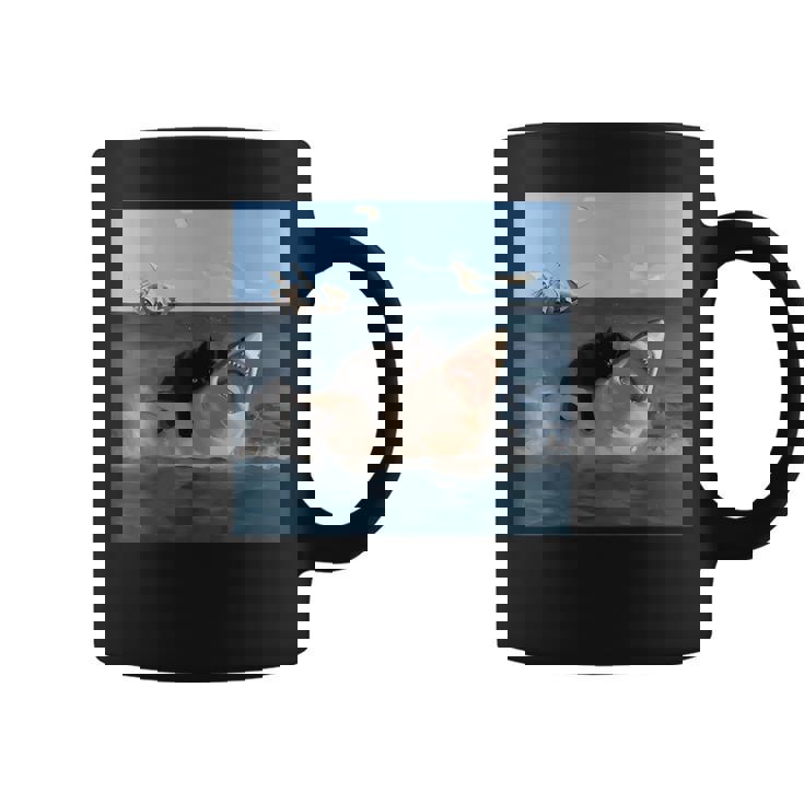 猫を噛むサメの面白いアートと猫好きの面白い猫とサメ。 コーヒーマグ