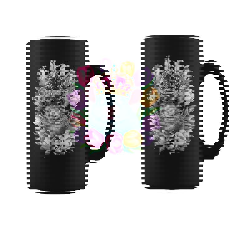 王冠とカラフルなチューリップを持つかわいいチンチラ コーヒーマグ