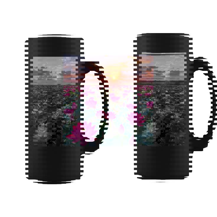 蓮の花畑 美しい夕日のグラフィック コーヒーマグ