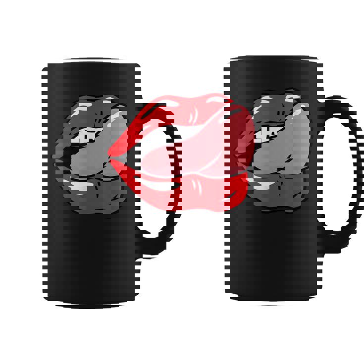 赤い唇を舐めるロックンロールグラフィック。 コーヒーマグ