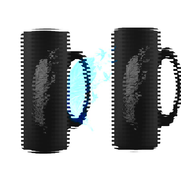 青い羽と鳥が飛んでいる青い羽 キュートでスタイリッシュ コーヒーマグ