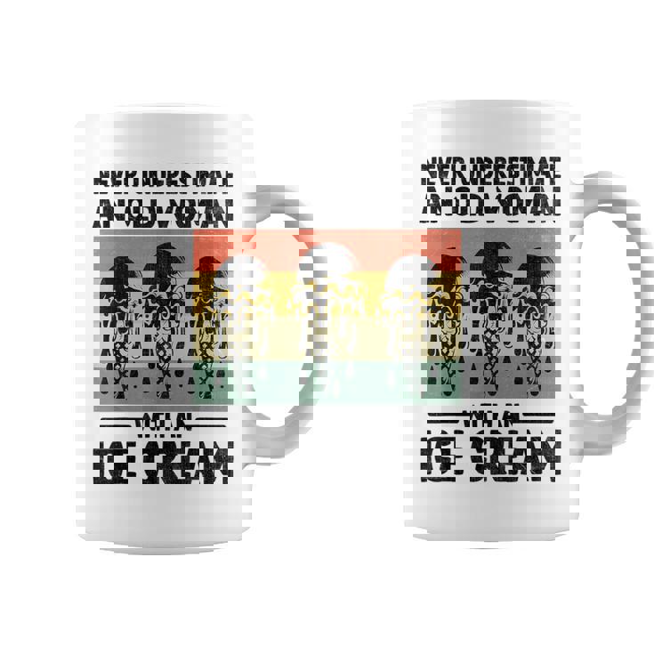 アイスクリームを持った老婆を決して過小評価しない コーヒーマグ
