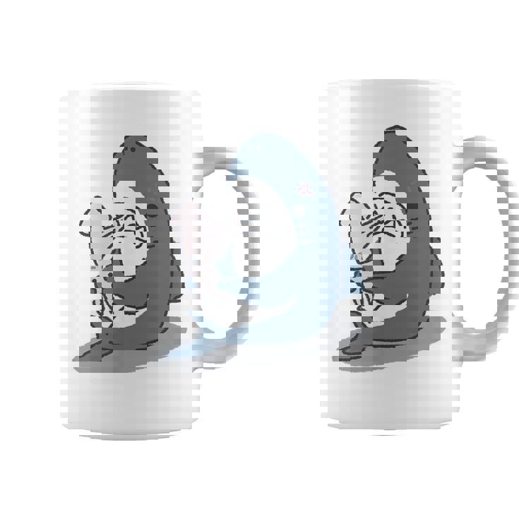 イカを噛み切ることができないサメ コーヒーマグ