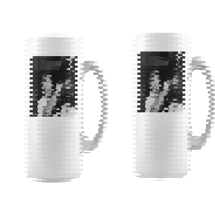 ジョー・フレイジャーが2度目のムハンマド・アリボクシングファイトに備える コーヒーマグ