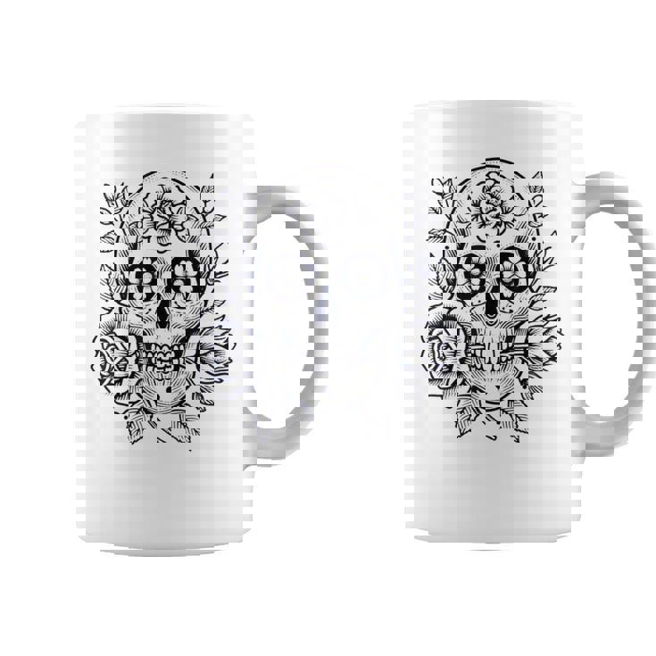 スカルと花の伝統的なタトゥースタイル コーヒーマグ