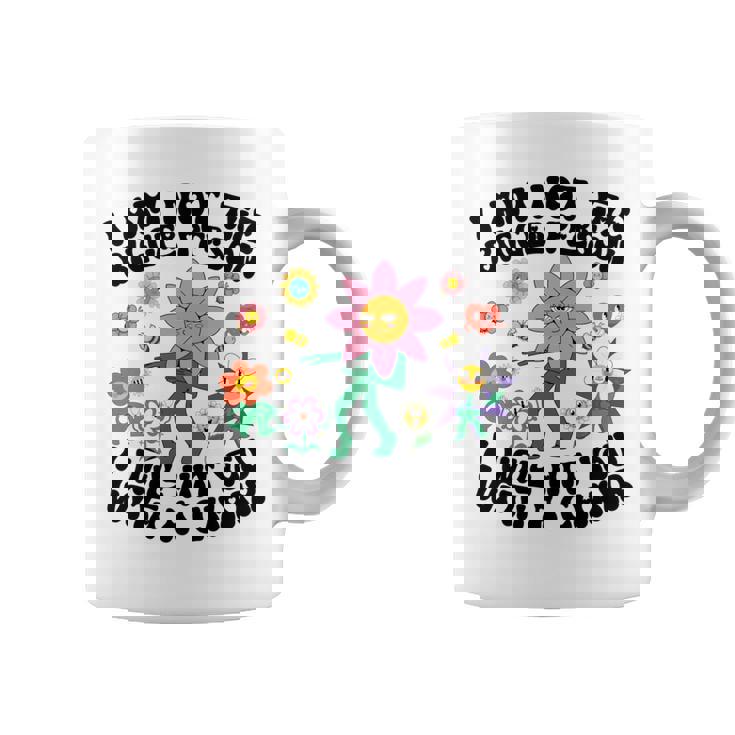 私は大柄な人間じゃないよ椅子で殴るぞおかしい 長袖tシャツ コーヒーマグ