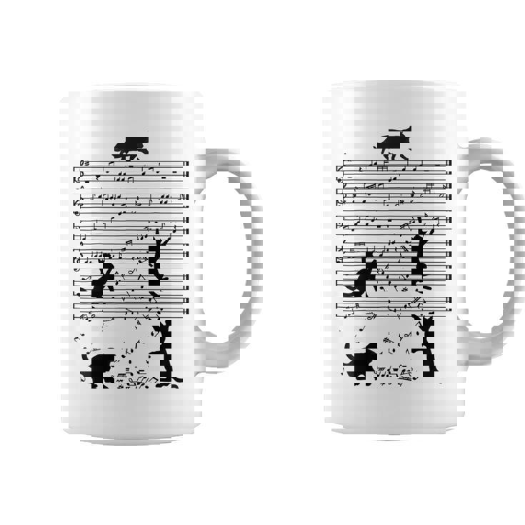 音楽譜上の遊ぶ猫のシルエットデザイン ピアノ音符 遊び心のある猫 猫 ジョーク かわいい 動物好き ギャグ好き コーヒーマグ