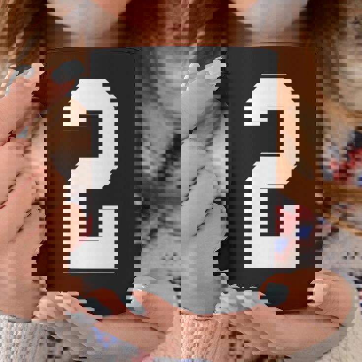 2番の大学スポーツスタイル。ホワイト。 コーヒーマグ 面白い贈り物