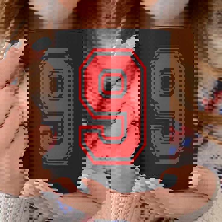 9番のスポーツスタイル。赤。 コーヒーマグ 面白い贈り物