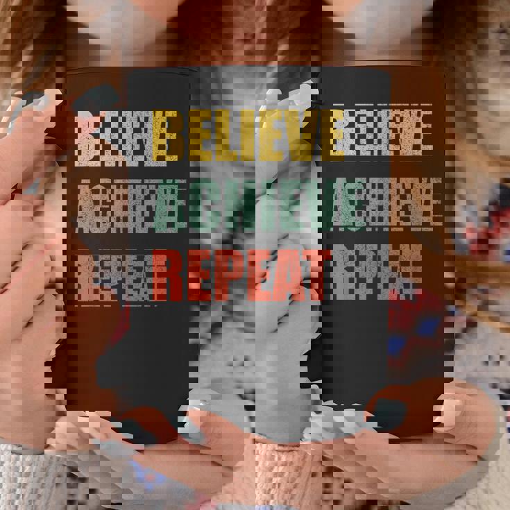 Believe Achieve Repeat Motivational Ambition Inspiration コーヒーマグ 面白い贈り物