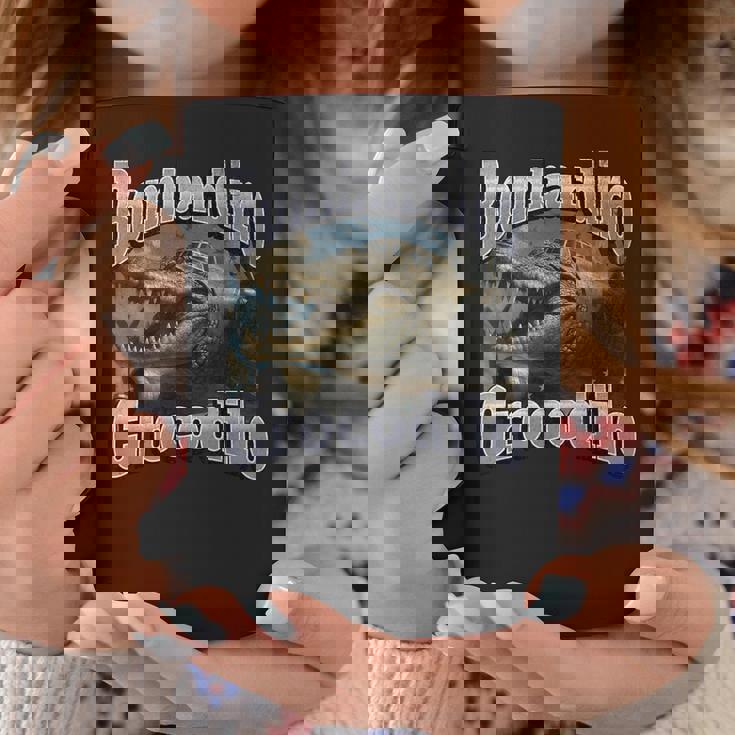 Bombadiro Crocodilo 面白いイタリアンブレインロットミームグラフィック コーヒーマグ 面白い贈り物