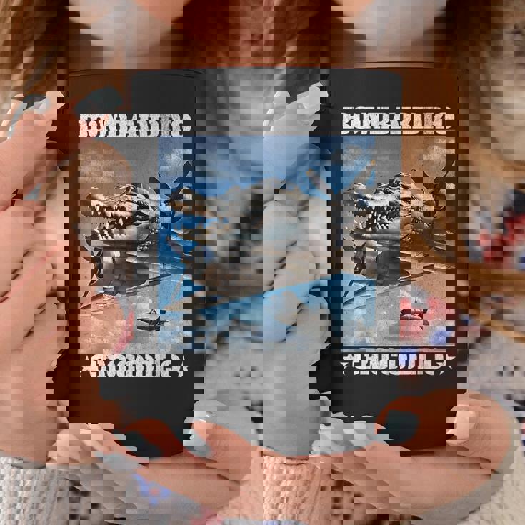 Bombardiro Crocodilo イタリアンブレインロットミーム コーヒーマグ 面白い贈り物