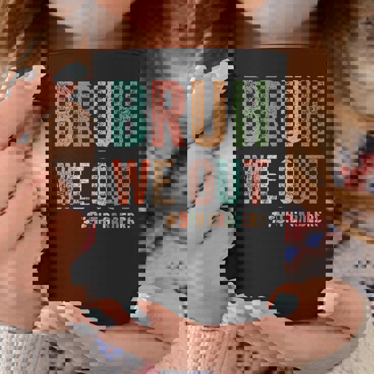 Bruh We Out 9年生 クラス 2025年生 9年生 卒業 コーヒーマグ 面白い贈り物