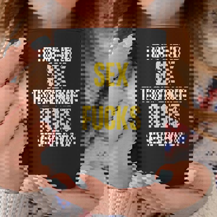 I Don't Needegs The Government F's Me Daily コーヒーマグ 面白い贈り物